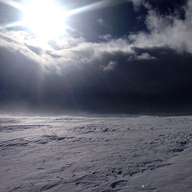 Lägre berg, mindre snö och hårdare väder men jäkligt gött att vara tillbaka!#kebnekaise #bergsresor #dynastar #elevenate