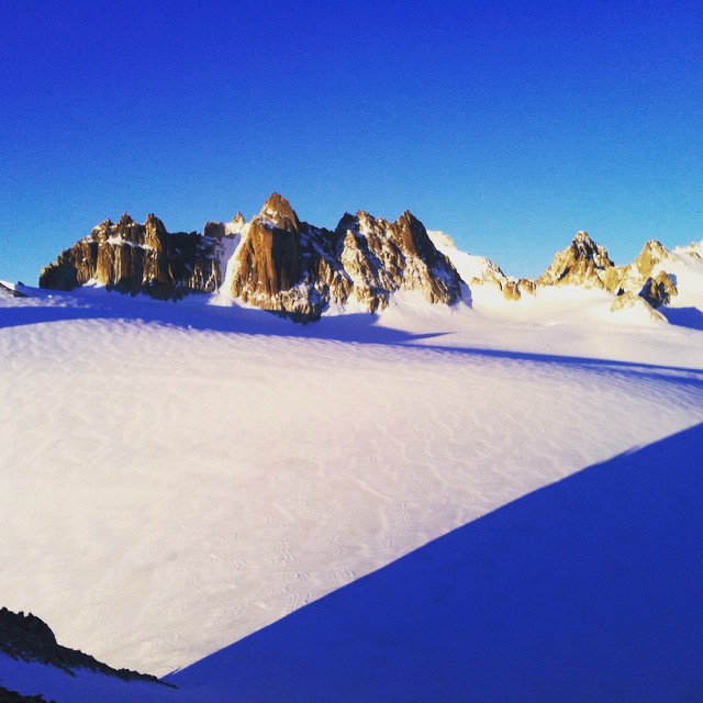 Igår snöstorm men nu har det vänt, snart dags för säsongens första Mt Blanc!#montblancspecialisten #chamonix #bergsresor #elevenate