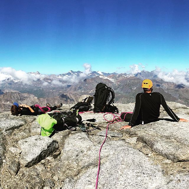 Acklimatisering när den är som bäst, tupplur på 3800möh!#granparadiso #klättring #bergsresor #montblanc #elevenate