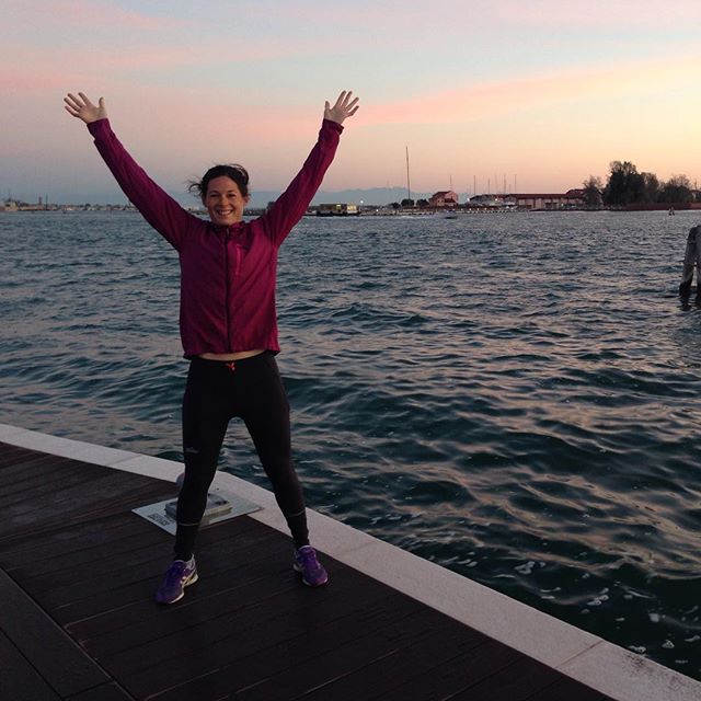 Carro kör morgon gymnastik i Venedig!Själv är jag super nöjd med att 90km löpning i lördags gjorde min häl bättre än innan! #venedig #semester #bergsresor
