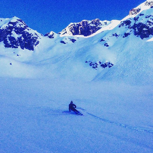Fortsatt bra förhållanden för skitour i Fleger! #chamonix #flegere #bergsresor #elevenate #dynastar #skitour #topptur