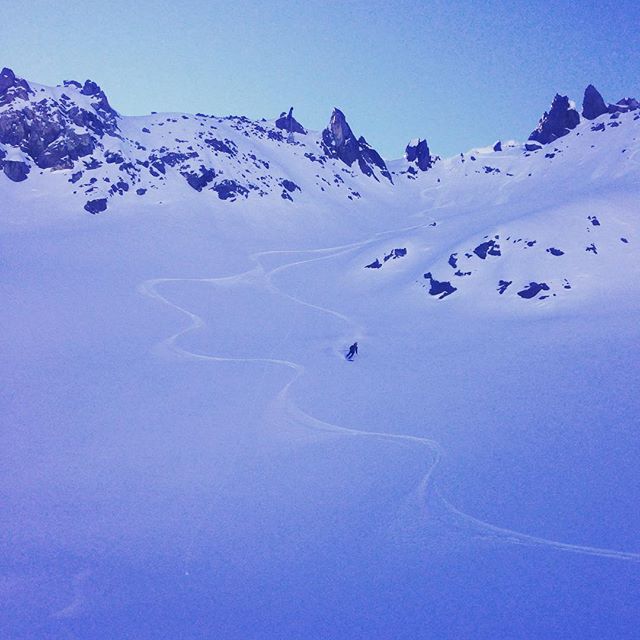 Fortfarande orörd snö i Chamonix två veckor efter senaste snöfallet! #elevenate #dynastar #bergsresor #chamonix