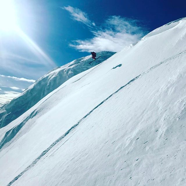 Morgonmöte med Andreas från @skiersaccredited och sällskap av @berggrunds som tar luft utför skutan!#åre #elevenate #g3gear #bergsresor