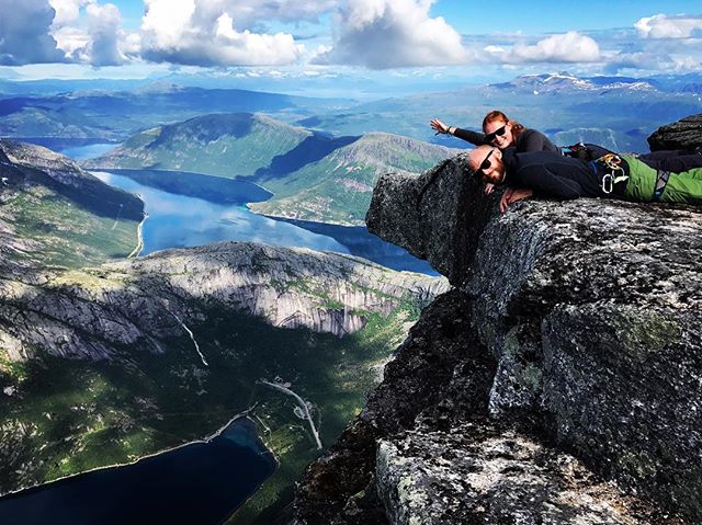 Full fart uppför sydpelaren på Stetind belönas med någon minuts vila på mage!#stetind #narvik  #bergsresor #elevenate #dynafitsweden