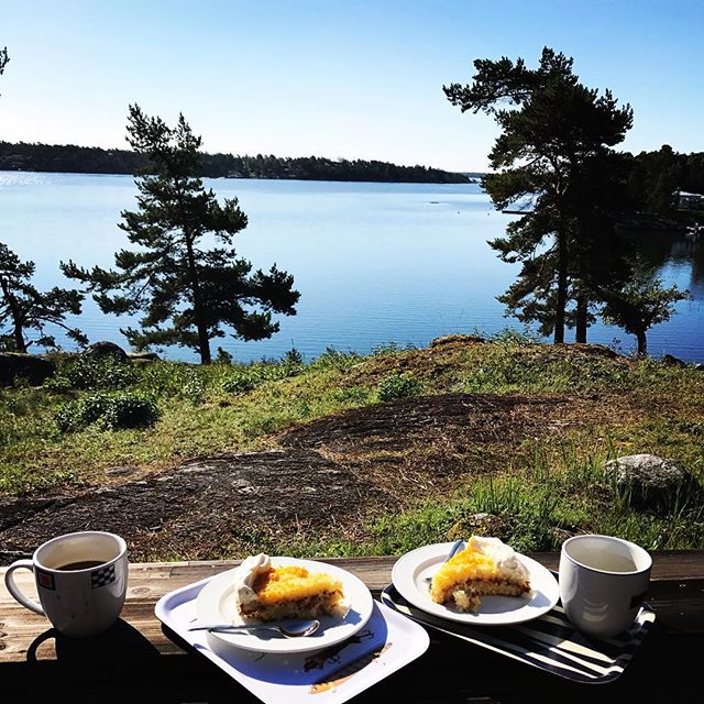 Avslutar semestern med en stadig tårtfrukost. Nu tillbaka mot bergen i norr och en veckas alpinklättring i Tarfala!#nämdö #bergsresor #dynafitsweden #elevenate