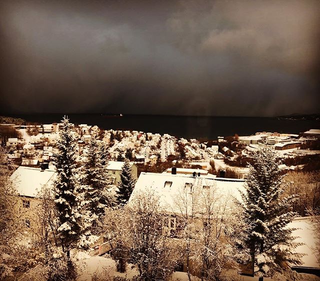 Lite snö har det kommit och med molnväggen där borta kommer det mer, 10 minuter efter bilden togs blev det snöstorm ️#skitour #topptur #narvik #bergsresor #elevenate #dynafitsweden