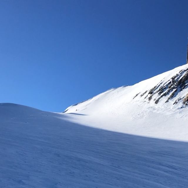 Inte oändligt med puder men när det blir 2000höjdmeter är det grymt ändå. @linusarchibald #skitour #topptur #engelberg #titlisroundtour #bergsresor #elevenate #dynafitsweden