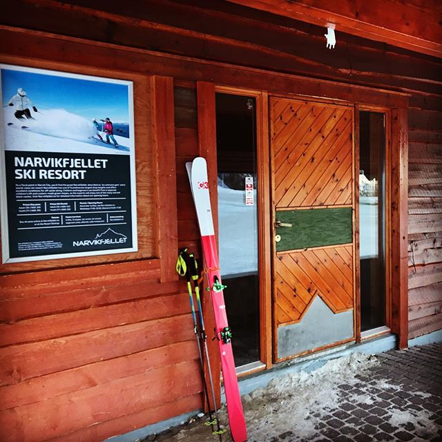 Inte så svårt att vara först upp med liften idag,1 minut till liften öppnar! #narvik #narviksfjellet #g3skis #dynafitsweden #bergsresor