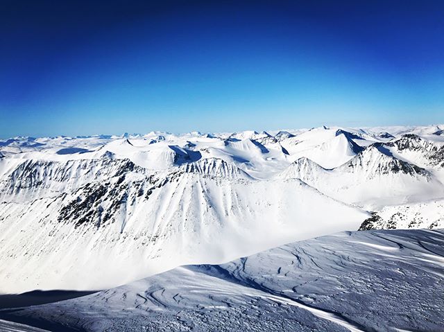 Skandinaviska skidkursen 2018 går till historian som 7 dagar med sol, 4st 2000 meters toppar, grillat lam i Nallo och super kall bivack i firnpasset!#sbo_svenska_bergsguideorg #Kebnekaise #fjällräven #bergsresor