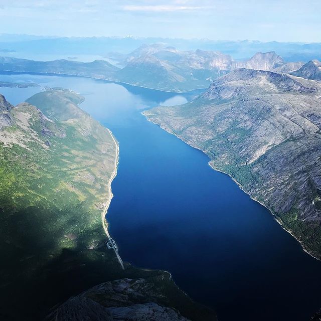 Snyggt som vanligt på den här toppen!#stetind #narvik #bergsresor #narvikmountainguides ##elevenate #dynafitsweden